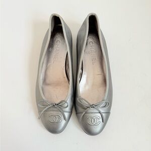 Chanel Metallic Gunmetal Grey Leather interlocking CC Cap Toe Ballet Flats EU 38
